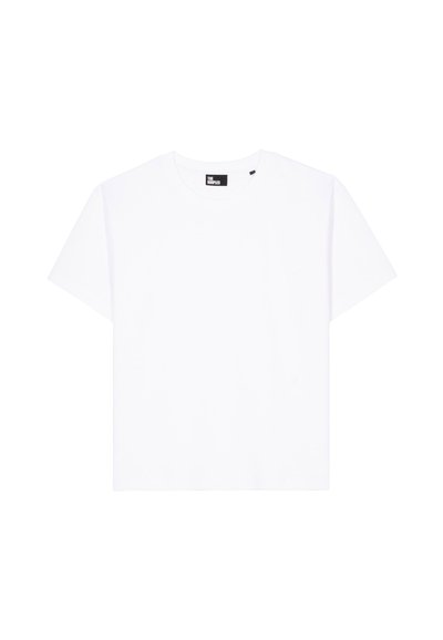 Camiseta blanca lisa de manga corta y cuello redondo con una etiqueta negra en el cuello que dice "The Kooples" sobre un fondo blanco.