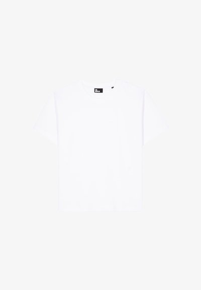 Camiseta blanca lisa de manga corta y cuello redondo con una etiqueta negra en el cuello que dice "The Kooples" sobre un fondo blanco.