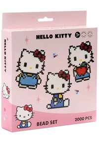 Pakkaus Hello Kitty -helmisarjalle, jossa on kolme hahmoa mustassa, valkoisessa ja punaisessa värissä. Vaaleanpunainen laatikko, jossa on tähtiä, ja jonka etiketissä lukee "Helmisarja 2000 kpl."