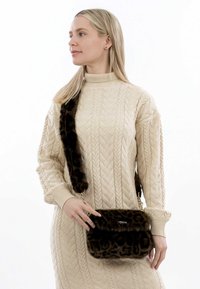 Borsa a tracolla in finta pelliccia marrone con stampa leopardata, dotata di una tracolla in oro e una superficie morbida e textured. Forma compatta e rettangolare.