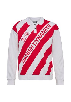 Biała koszulka polo z długim rękawem, z czerwonymi ukośnymi paskami i napisem "DANISH DYNAMITE", oraz z logo na górnej lewej stronie klatki piersiowej.