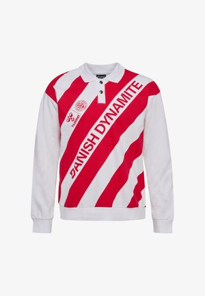 Biała koszulka polo z długim rękawem, z czerwonymi ukośnymi paskami i napisem "DANISH DYNAMITE", oraz z logo na górnej lewej stronie klatki piersiowej.