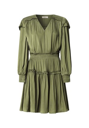 Robe verte olive en tissu doux avec un col en V, une taille smockée, des manches longues et des accents de volants le long de l'ourlet et de la taille.