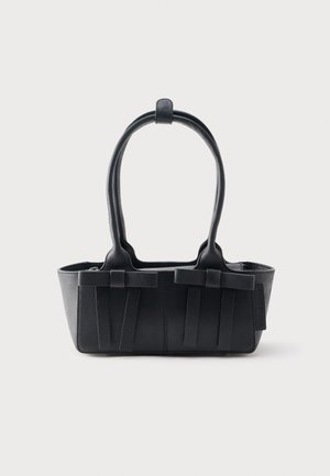 Geantă de mână din piele neagră, cu două mânere, bretele decorative și bază dreptunghiulară, pe un fundal simplu, deschis la culoare.