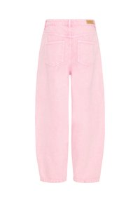 Rožinės spalvos džinsai aukštu liemeniu, platėjančiomis kojų apačiomis, dviem galinėmis kišenėmis, diržo kilpomis ir mažu rudu prekės ženklo ženklu ant juosmens juostos.