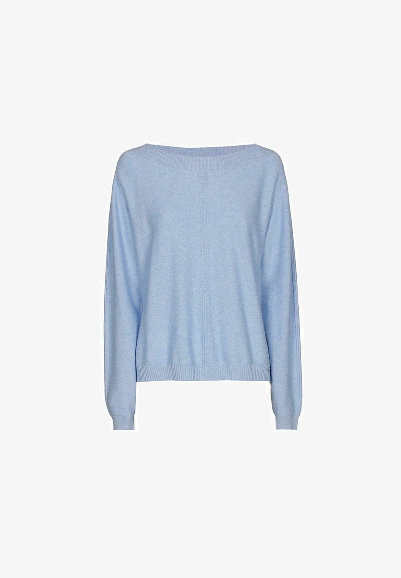 Hellblauer Langarmpullover mit weitem Bootsausschnitt und gerippten Bündchen und Saum, vor einem weißen Hintergrund präsentiert.