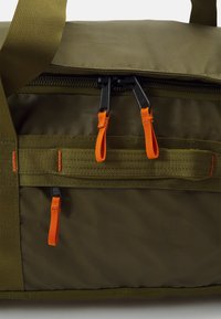 The North Face BASE CAMP VOYAGER DUFFEL 62L UNISEX - Treningsbag - forest olive/desert rust/white dune