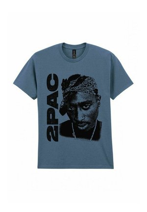 Camiseta de algodón azul con un gran diseño negro de una persona con un pañuelo en la cabeza, acompañada del texto "2PAC" en letras negritas.