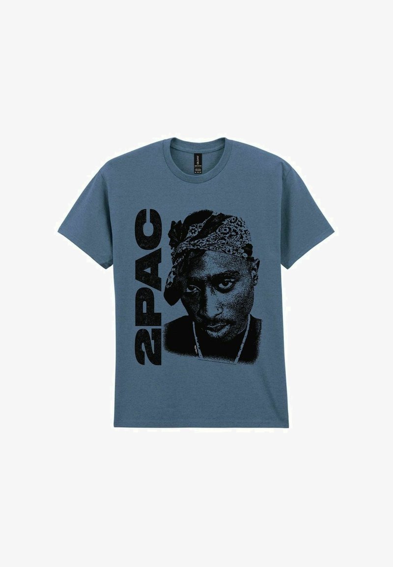 Modré bavlněné tričko s velkým černým designem osoby nosící bandanu, s textem "2PAC" napsaným tučným písmem vedle.