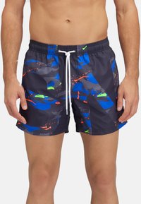 Svøm shorts lavet af hurtigttørrende stof i mørkeblå med dristige blå og neongrønne mønstre. Har en elastisk talje med snore.