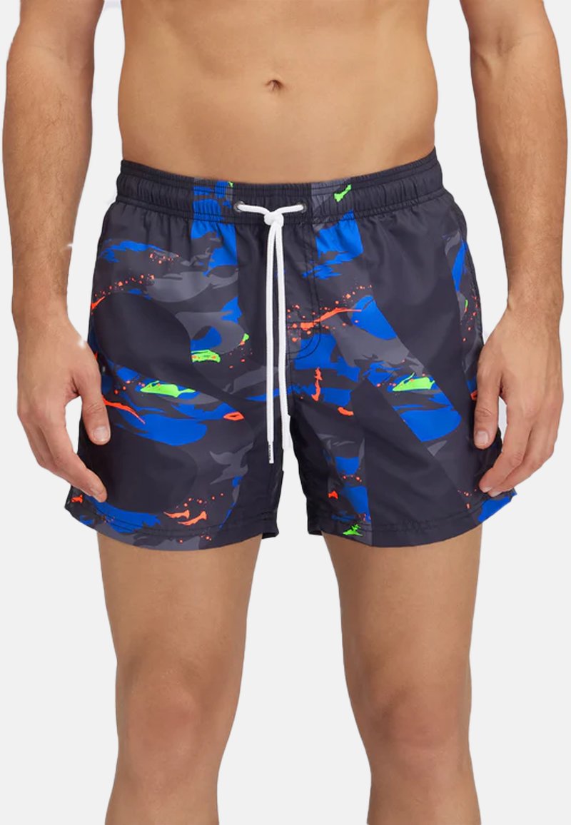 Svøm shorts lavet af hurtigttørrende stof i mørkeblå med dristige blå og neongrønne mønstre. Har en elastisk talje med snore.