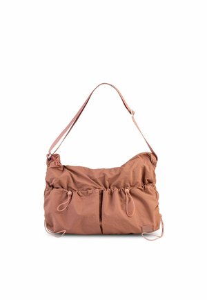 Weiche rosa Stofftasche mit einem lässigen Design, ausgestattet mit zwei gerafften Fronttaschen und einem verstellbaren Schultergurt. Leicht und strukturiert.