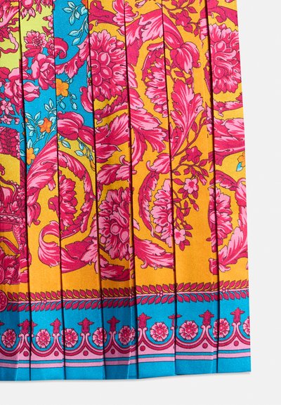 Φωτεινό ύφασμα με πιέτες, διακοσμημένο με ροζ ανθικά και περίτεχνα σχέδια σε κίτρινο και μπλε φόντο, με διακοσμητικό περίγραμμα στο κάτω μέρος.