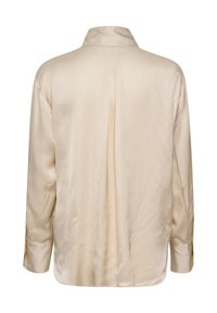 Beige Satinbluse mit Kragen, langen Ärmeln und einem Rückenschlitz. Glatte Textur mit seitlichen Schlitzen und abgerundetem Saum.