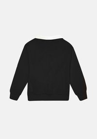 Felpa nera con colletto bianco, polsini e orlo a coste. Tessuto liscio, vestibilità comoda e design semplice senza loghi o fantasie visibili.