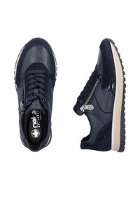 Baskets en cuir et daim bleu foncé avec lacets et fermeture éclair latérale, vues de dessus et de côté sur fond blanc.