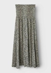 Maxiklänning i leopardmönster med smockad överdel, bandeau-design, flödande tyg och varierande texturer i nyanser av beige och svart.