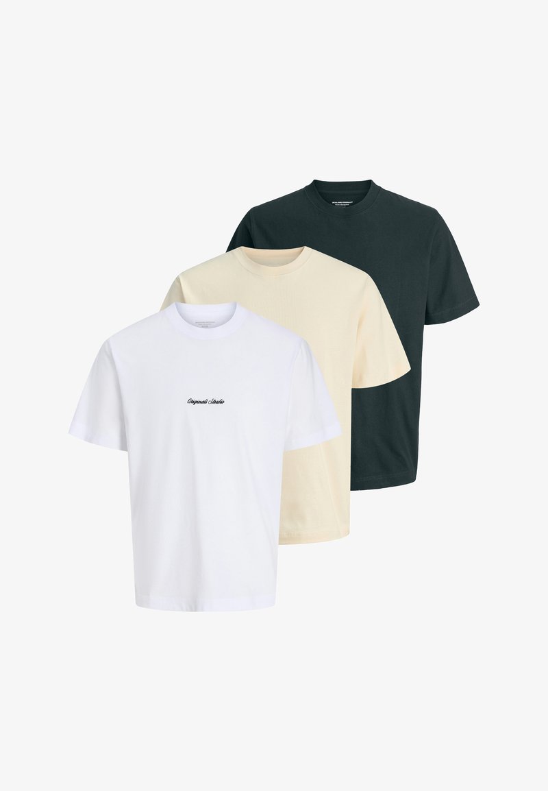Trois t-shirts à manches courtes et col rond en blanc avec un petit texte, crème et noir, disposés en chevauchement sur un fond blanc.