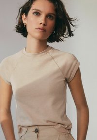 Next CREW NECK SHORT SLEEVE RAGLAN REGULAR FIT - Jednoduché tričko - neutral wash