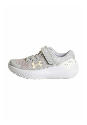 Scarpa sportiva grigia con tomaia in mesh traspirante, intersuola bianca, cinturino in velcro e suola in gomma testurizzata. Presenta il logo sul lato.