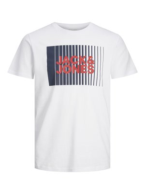 Hvid bomulds t-shirt med et marineblåt og rødt grafisk design med lodrette striber og teksten "JACK & JONES" tydeligt vist.