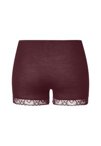 Bordeaux katoenen shorts met ribbeltextuur, voorzien van een decoratieve kantafwerking aan de zoom. Middenhoge stijl met een gladde afwerking.