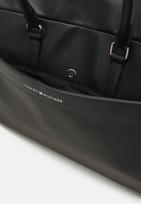 Tommy Hilfiger TEXTURE DUFFLE UNISEX - Sac week-end - black