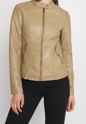 Giubbotto in pelle beige con un design aderente, colletto alto e due tasche con zip. Caratterizzato da una texture liscia e una leggera lucentezza.