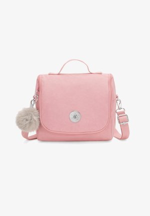 Sac à dos en tissu rose avec un rabat, logo rond en argent, et un accent en pompon fluffy détachable. Bandoulière réglable et poignée supérieure.