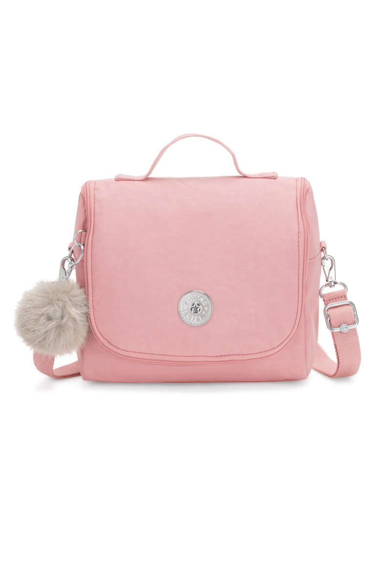 Borsa a spalla in tessuto rosa con pattina, logo rotondo argentato e un accento pom-pom fluffy staccabile. Cinturino regolabile e manico superiore.