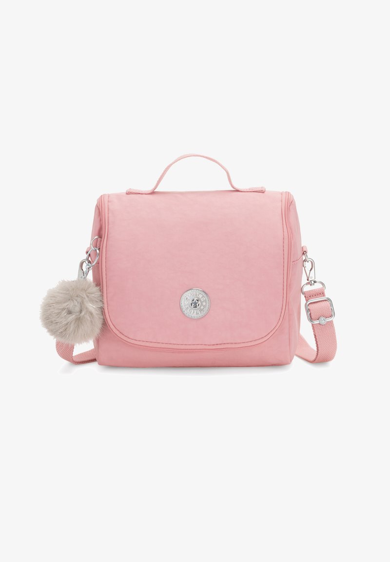 Borsa a spalla in tessuto rosa con pattina, logo rotondo argentato e un accento pom-pom fluffy staccabile. Cinturino regolabile e manico superiore.