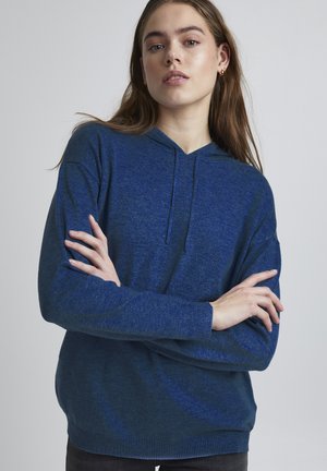Sweat à capuche bleu en tissu texturé doux, avec une coupe décontractée, des manches longues et des poignets et un ourlet côtelés.