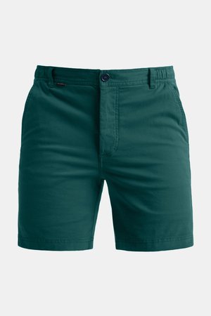 Zwarte polo met korte mouwen en een kraag, gecombineerd met groene korte broek en witte sneakers. De look is casual en monochroom.