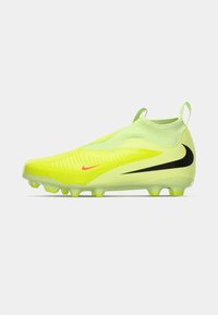Crampon de fotbal Nike de culoare galben-verde strălucitor, cu logo-uri Swoosh negre și roșii, guler elastic pentru gleznă și studs de outsole modelate.