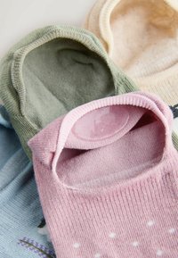 Kolme paria matalia sukkia: vaaleanpunaiset valkoisin pilkuin, vihreät ja kermaiset. Jokaisessa sukassa on resorireunus ja pehmeä, teksturoitu materiaali.