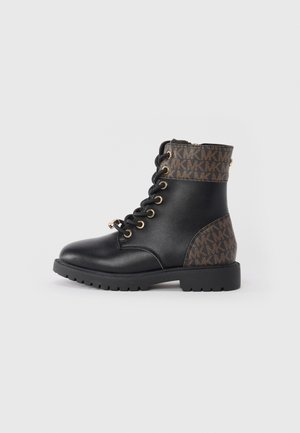 Bottines en cuir noir avec imprimé logo marron, bout rond, devant lacé et oeillets dorés. Côtés texturés et semelle en caoutchouc.