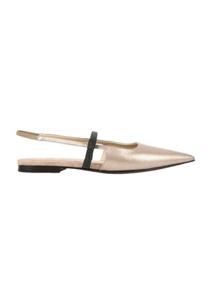 Chaussure plate beige à bout pointu avec bride élastique noire sur le cou-de-pied et petit talon noir.