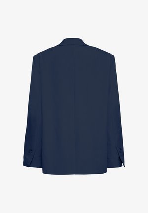 Tamsiai mėlynas švarkas, pakabintas nugarėle į priekį, matosi ilgos rankovės ir sagų detalės ant rankogalių.