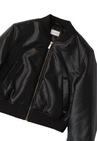 Giubbotto bomber in pelle nera con colletto a coste, zipper dorato, due tasche laterali e orlo elasticizzato, caratterizzato da una texture liscia.
