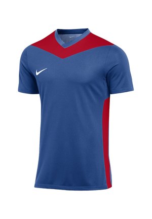 T-shirt de sport bleu à manches courtes avec un chevron rouge sur la poitrine et les épaules, des panneaux latéraux rouges et un logo Nike blanc sur le côté gauche de la poitrine.