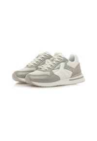 Zapatillas gris y blancas con una mezcla de materiales, incluyendo cuero y malla. Presentan una puntera texturizada y acentos de purpurina en los laterales.