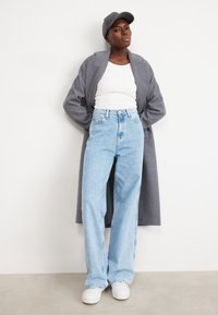 Tommy Jeans CLAIRE - Brīva piegriezuma džinsi - denim light