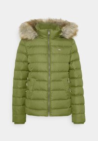 Chaqueta acolchada en verde oliva con cremallera frontal, que presenta un borde de capucha de piel sintética y bolsillos laterales, fabricada en material acolchado ligero.