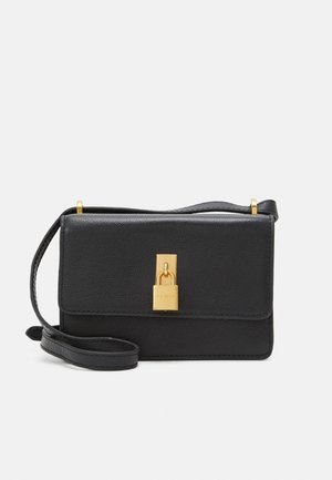 Schwarze Lederhandtasche mit strukturierter Oberfläche, ausgestattet mit einem goldfarbenen Vorhängeschloss und einem verstellbaren Schulterriemen.