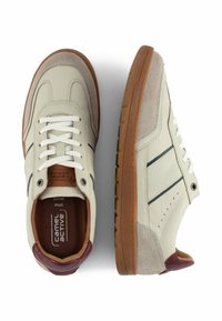 Weiße Leder-Sneaker mit grauen Wildlederakzenten, brauner Gummisohle und schwarzen Streifen; Schnürdesign mit gepolsterter Kante und Logodetail.