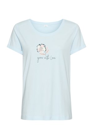 Svetlomodré tričko s krátkym rukávom a zloženými rukávmi, kvetinovým motívom a textom „grow with Love“ v kurzívnom písme na prednej strane.