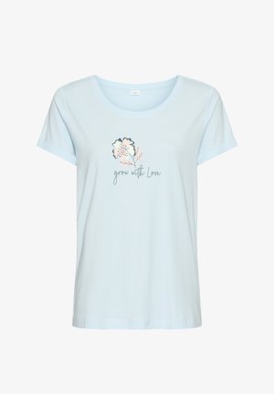 Hele sinise lühikeste varrukatega T-särk voltisäärtega, lillemustriga graafikaga ja esiküljel kursiivkirjas tekstiga „kasva armastusega”.