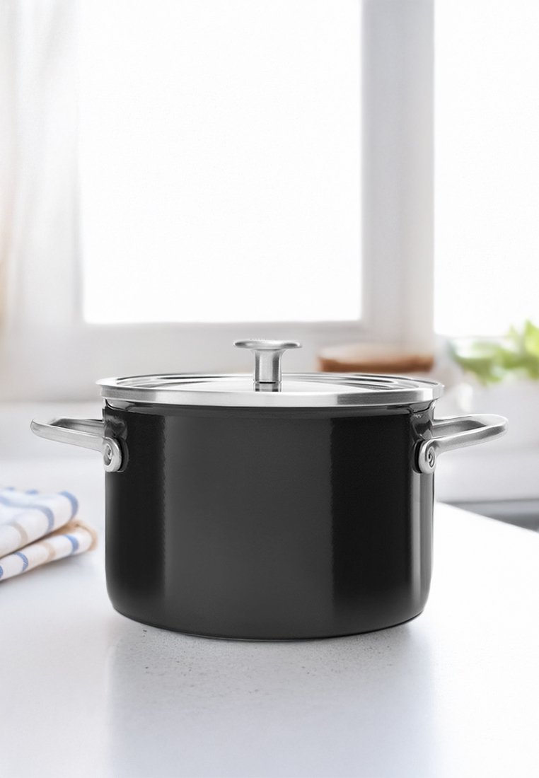 Schwarzer Kochtopf mit einem glänzenden Edelstahldeckel und Griffen, runde Form, glatte Textur und einem zentralen Knopf auf dem Deckel.