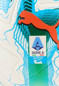 Biała piłka nożna z niebiesko-zielonymi falistymi wzorami, czerwonym logo Puma oraz etykietą Serie A z niebieskim trójkątem i napisem.