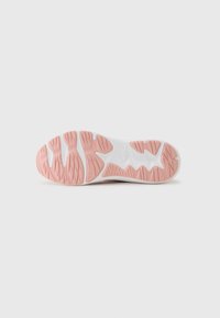 Semelle de chaussure de sport avec un motif de semelle en caoutchouc rose et des rainures texturées, reposant sur une semelle intermédiaire blanche pour l'adhérence et le soutien.